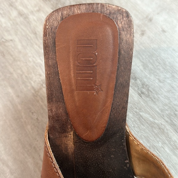 Size 9 2 1/2 in heels - Picture 3 of 6